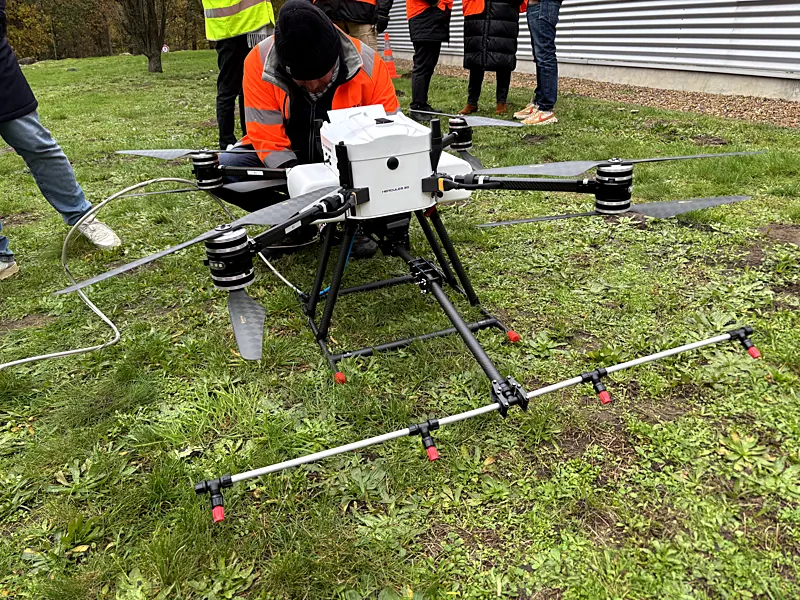 Reinigingsdrone met sproeibalk tijdens opleiding