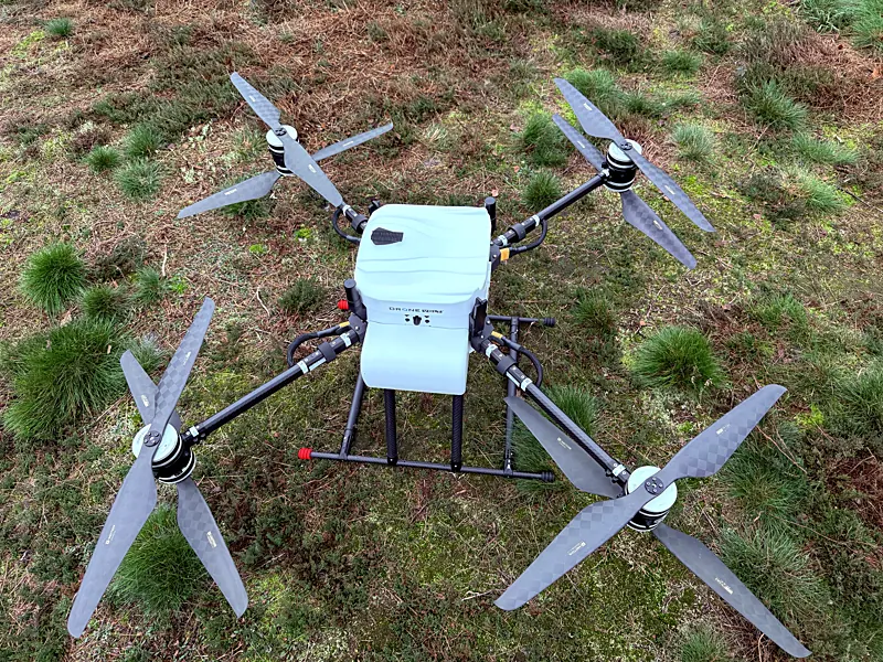 Reinigingsdrone van bovenaf