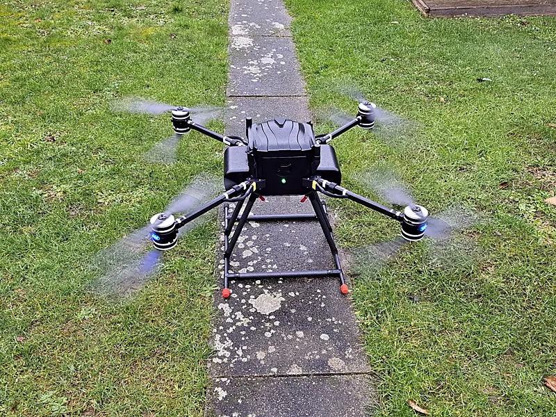 Reinigingsdrone klaar voor gevel- en ramenreiniging