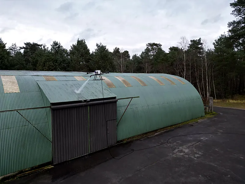 Loods met gebogen dak na reiniging met drone