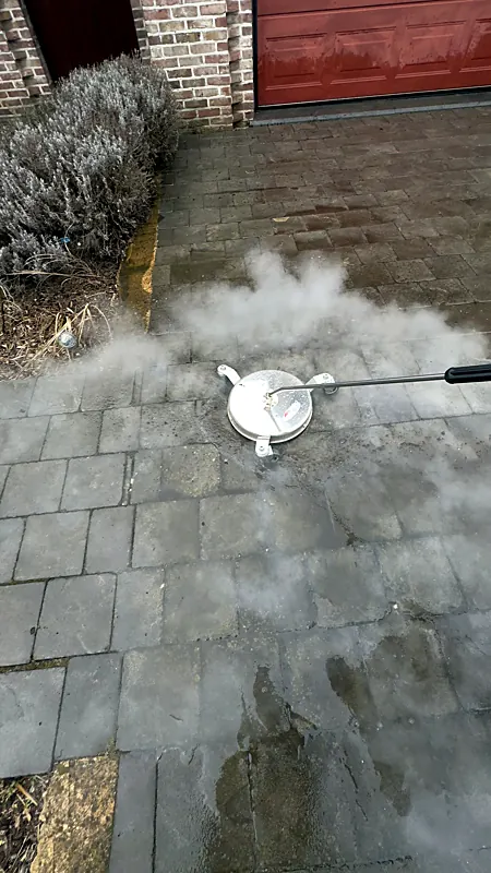 Oprit wordt gereinigd met een oppervlaktereiniger
