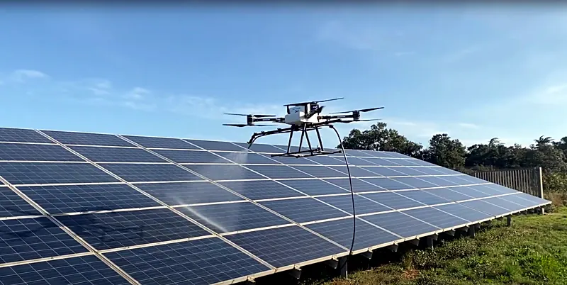 Drone boven een veld met zonnepanelen