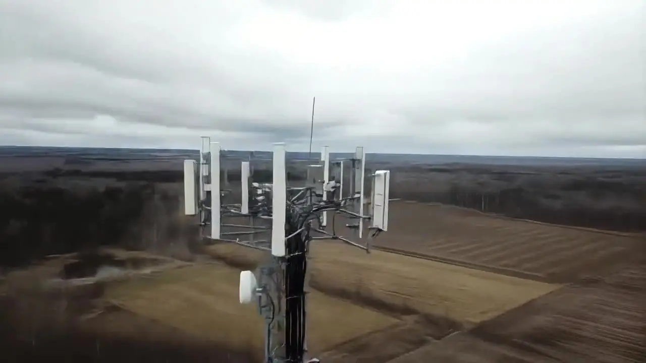 Drone-inspectie van een zendmast